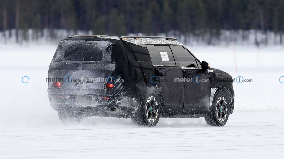 2024 hyundai santa fe new spy photo 11 هيونداي سنتافي 2024 الجيل الجديد كلياً يظهر أثناء اختباره