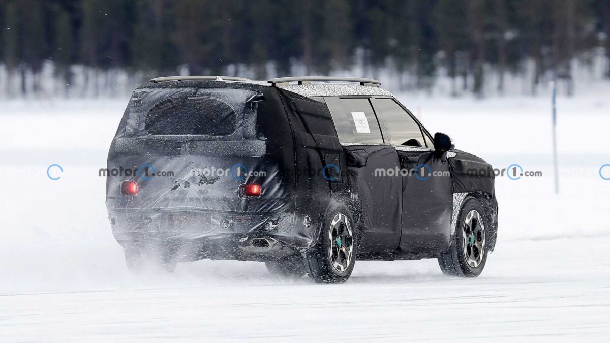 2024 hyundai santa fe new spy photo 12 هيونداي سنتافي 2024 الجيل الجديد كلياً يظهر أثناء اختباره