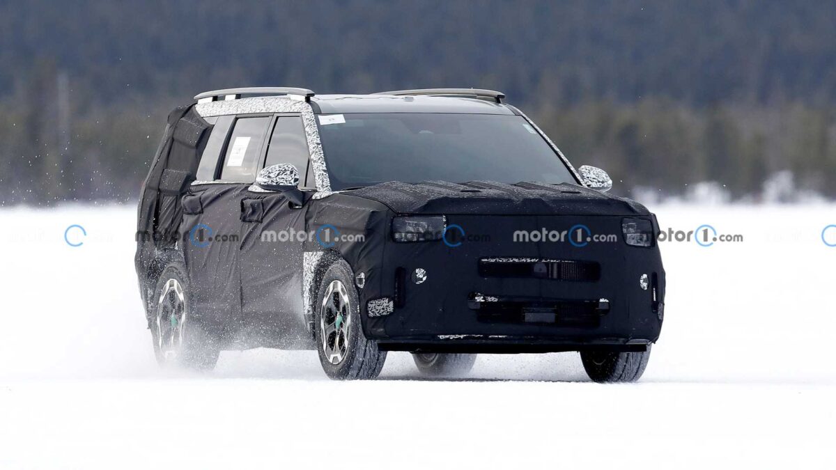 2024 hyundai santa fe new spy photo 2 هيونداي سنتافي 2024 الجيل الجديد كلياً يظهر أثناء اختباره