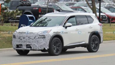 2024 nissan rogue front view spy photo 1 نيسان اكس تريل 2024 فيس ليفت الجديدة تظهر لأول مرة أثناء اختبارها