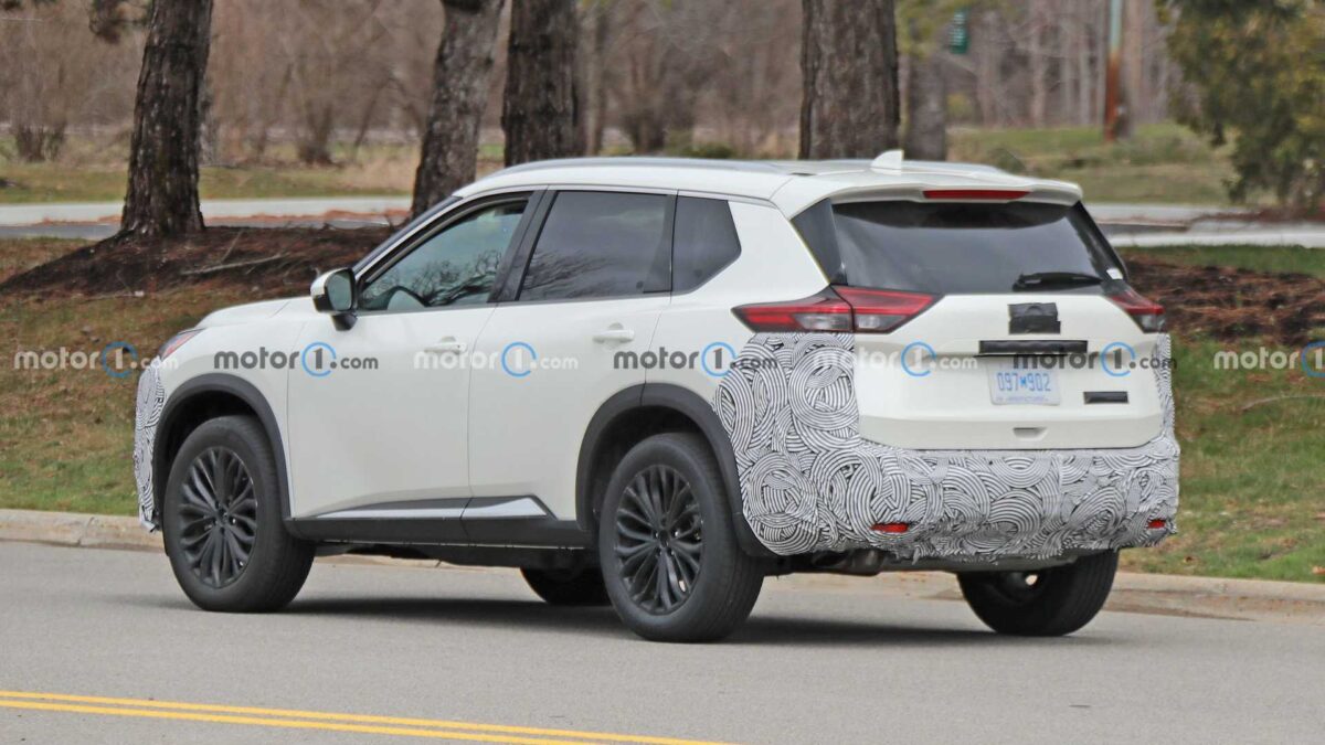 2024 nissan rogue rear view spy photo 1 نيسان اكس تريل 2024 فيس ليفت الجديدة تظهر لأول مرة أثناء اختبارها