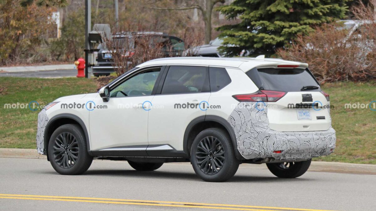 2024 nissan rogue rear view spy photo نيسان اكس تريل 2024 فيس ليفت الجديدة تظهر لأول مرة أثناء اختبارها