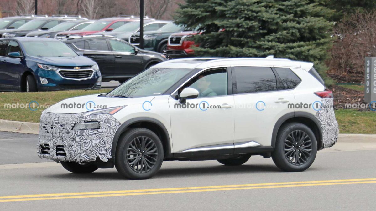 2024 nissan rogue side view spy photo 1 نيسان اكس تريل 2024 فيس ليفت الجديدة تظهر لأول مرة أثناء اختبارها