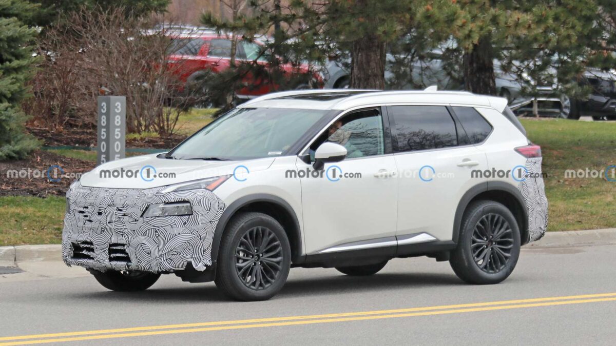 2024 nissan rogue side view spy photo نيسان اكس تريل 2024 فيس ليفت الجديدة تظهر لأول مرة أثناء اختبارها