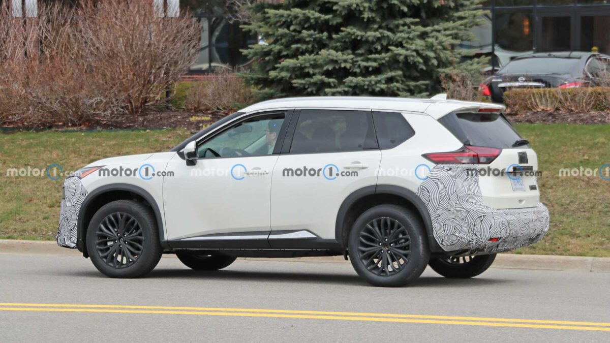 2024 nissan rogue side view spy photo 4 نيسان اكس تريل 2024 فيس ليفت الجديدة تظهر لأول مرة أثناء اختبارها