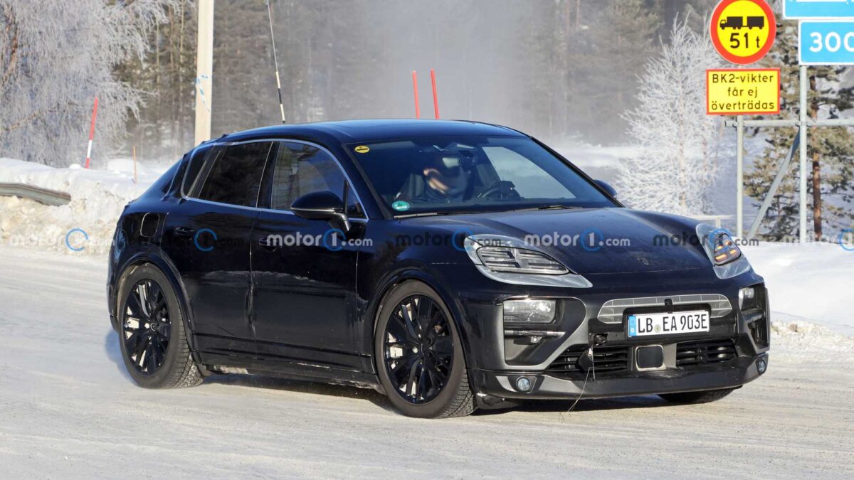 2024 porsche macan ev spy photo 10 داخلية بورشه ماكان الجيل الجديد تظهر بدون تمويهات