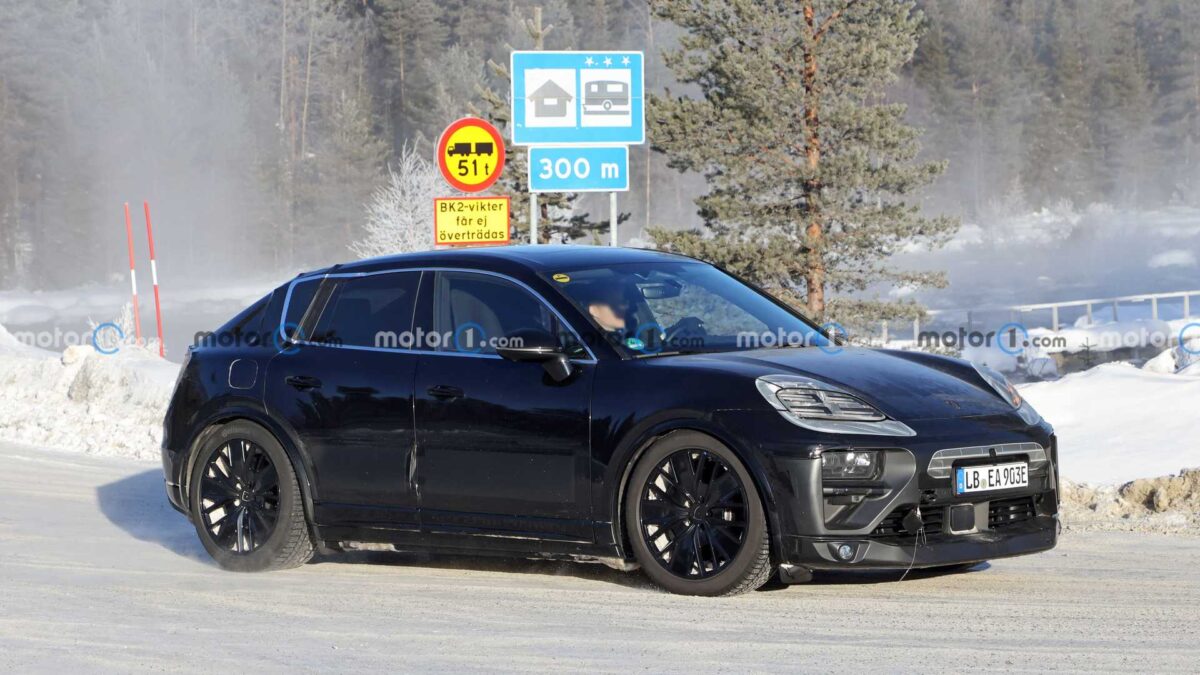 2024 porsche macan ev spy photo 11 داخلية بورشه ماكان الجيل الجديد تظهر بدون تمويهات