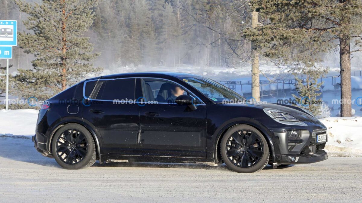 2024 porsche macan ev spy photo 12 داخلية بورشه ماكان الجيل الجديد تظهر بدون تمويهات