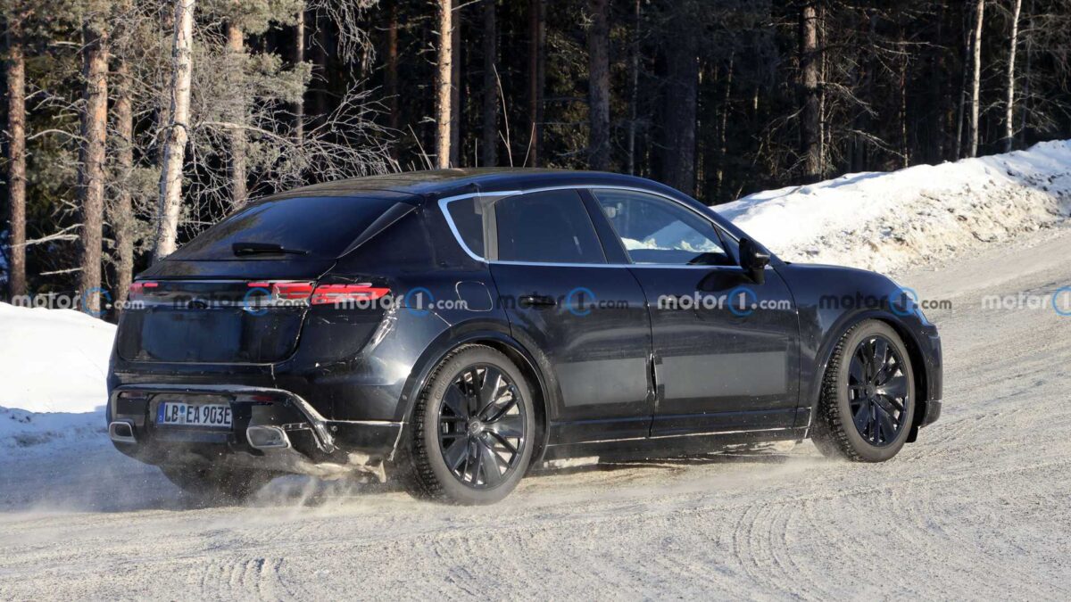 2024 porsche macan ev spy photo 14 داخلية بورشه ماكان الجيل الجديد تظهر بدون تمويهات