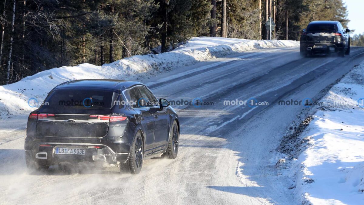 2024 porsche macan ev spy photo 15 داخلية بورشه ماكان الجيل الجديد تظهر بدون تمويهات