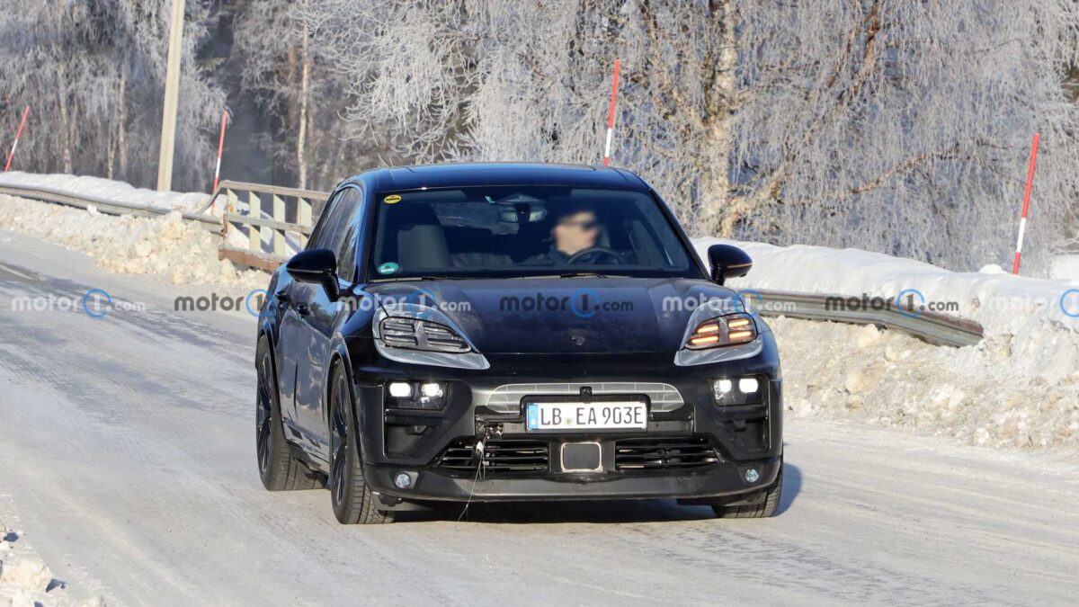 2024 porsche macan ev spy photo 7 داخلية بورشه ماكان الجيل الجديد تظهر بدون تمويهات