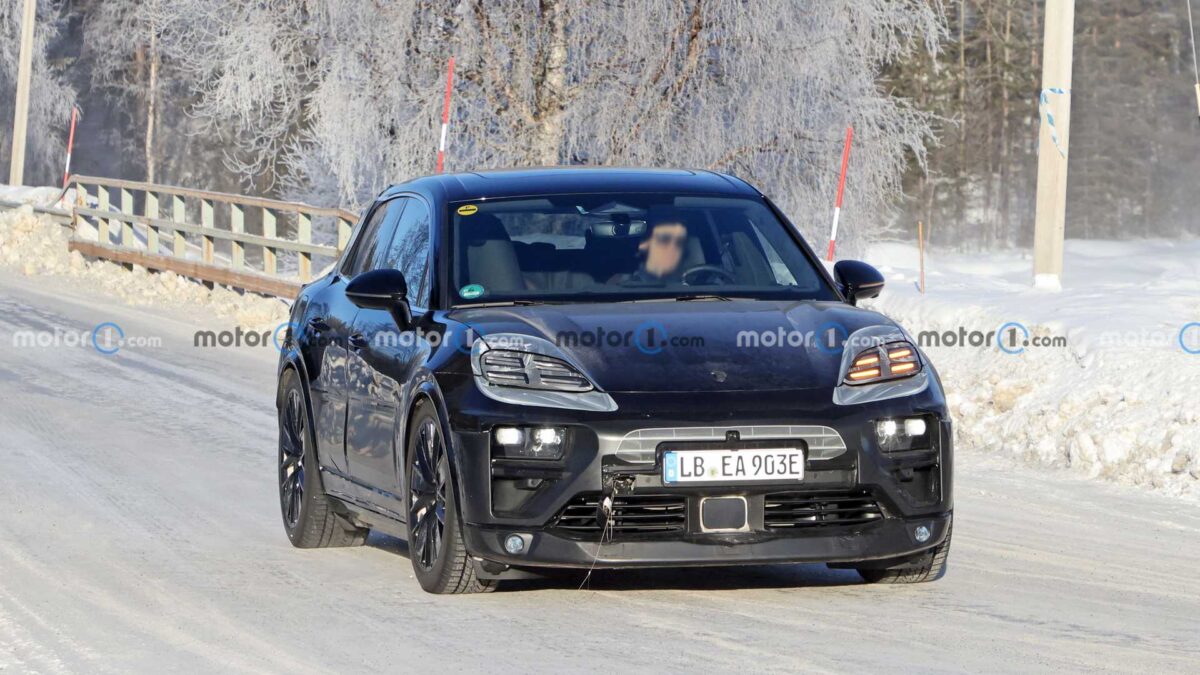 2024 porsche macan ev spy photo 8 داخلية بورشه ماكان الجيل الجديد تظهر بدون تمويهات