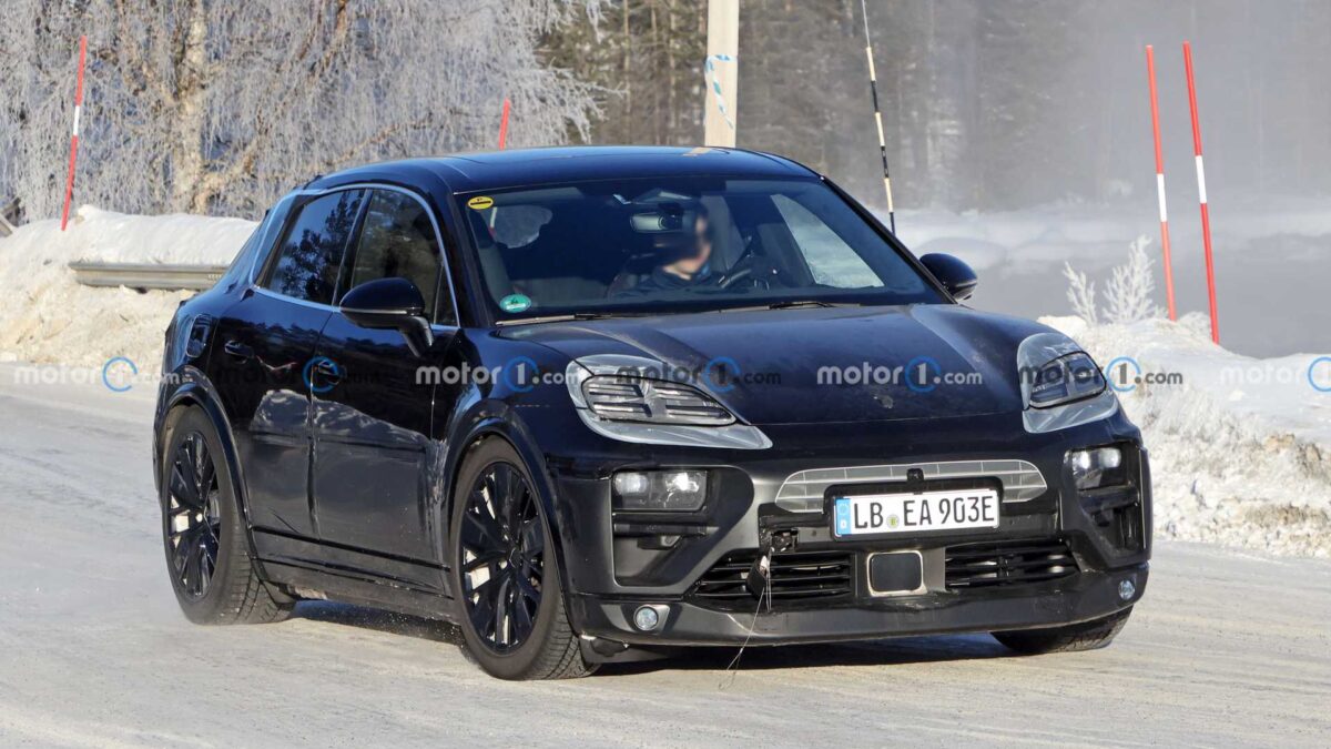 2024 porsche macan ev spy photo 9 داخلية بورشه ماكان الجيل الجديد تظهر بدون تمويهات