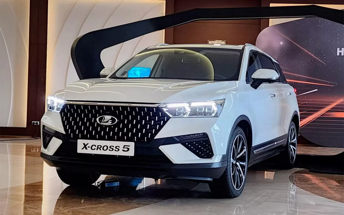 Lada X Cross 5 2 علامة لادا الروسية تطرح SUV جديدة مبنية على موديل بيستون T77 الصيني