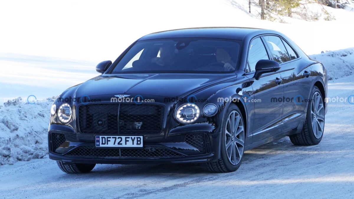 bentley flying spur v8 phev spy photo 1 بنتلي تختبر نسخة جديدة لفلاينج سبير بمحرك بورشه، قد تكون الأقوى في تاريخ الموديل