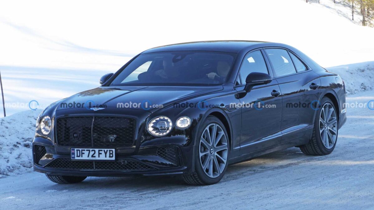 bentley flying spur v8 phev spy photo 2 بنتلي تختبر نسخة جديدة لفلاينج سبير بمحرك بورشه، قد تكون الأقوى في تاريخ الموديل