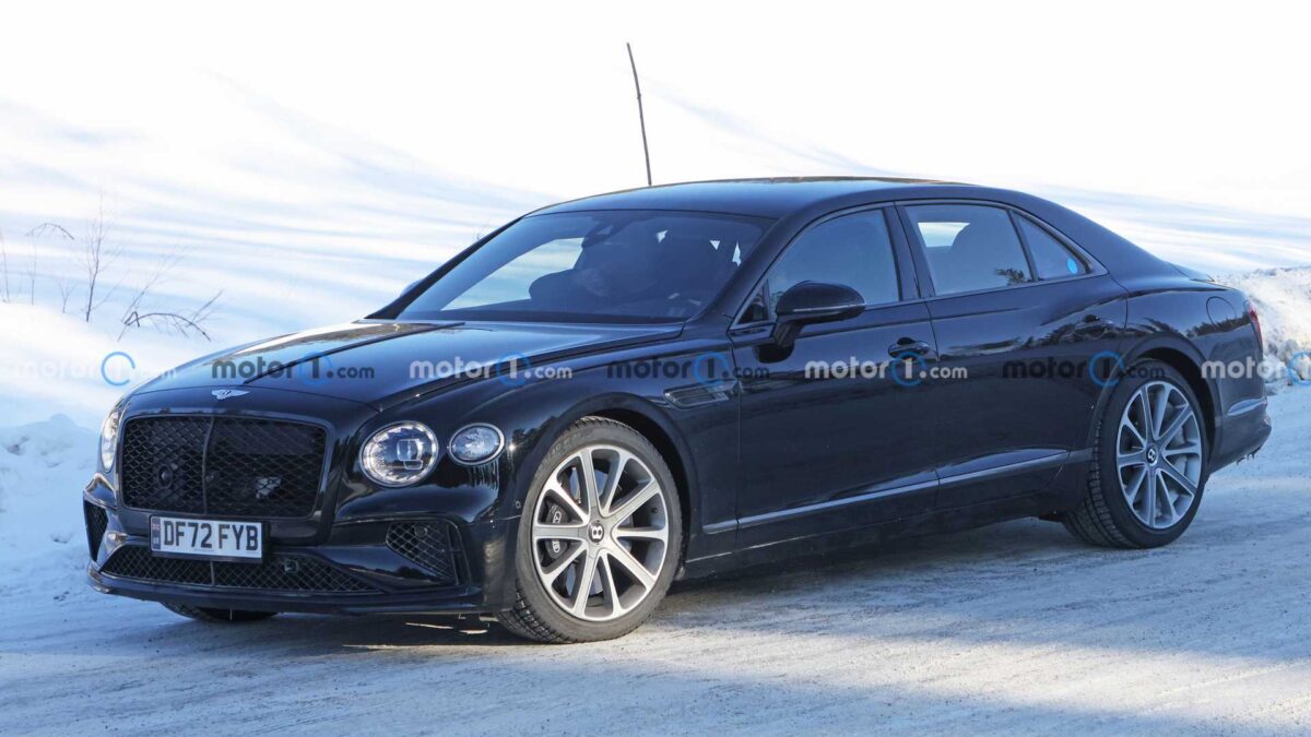 bentley flying spur v8 phev spy photo 3 بنتلي تختبر نسخة جديدة لفلاينج سبير بمحرك بورشه، قد تكون الأقوى في تاريخ الموديل