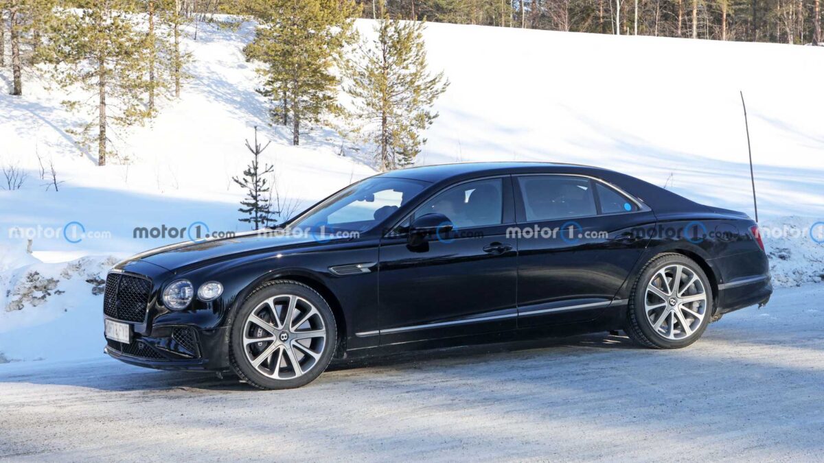 bentley flying spur v8 phev spy photo 4 بنتلي تختبر نسخة جديدة لفلاينج سبير بمحرك بورشه، قد تكون الأقوى في تاريخ الموديل