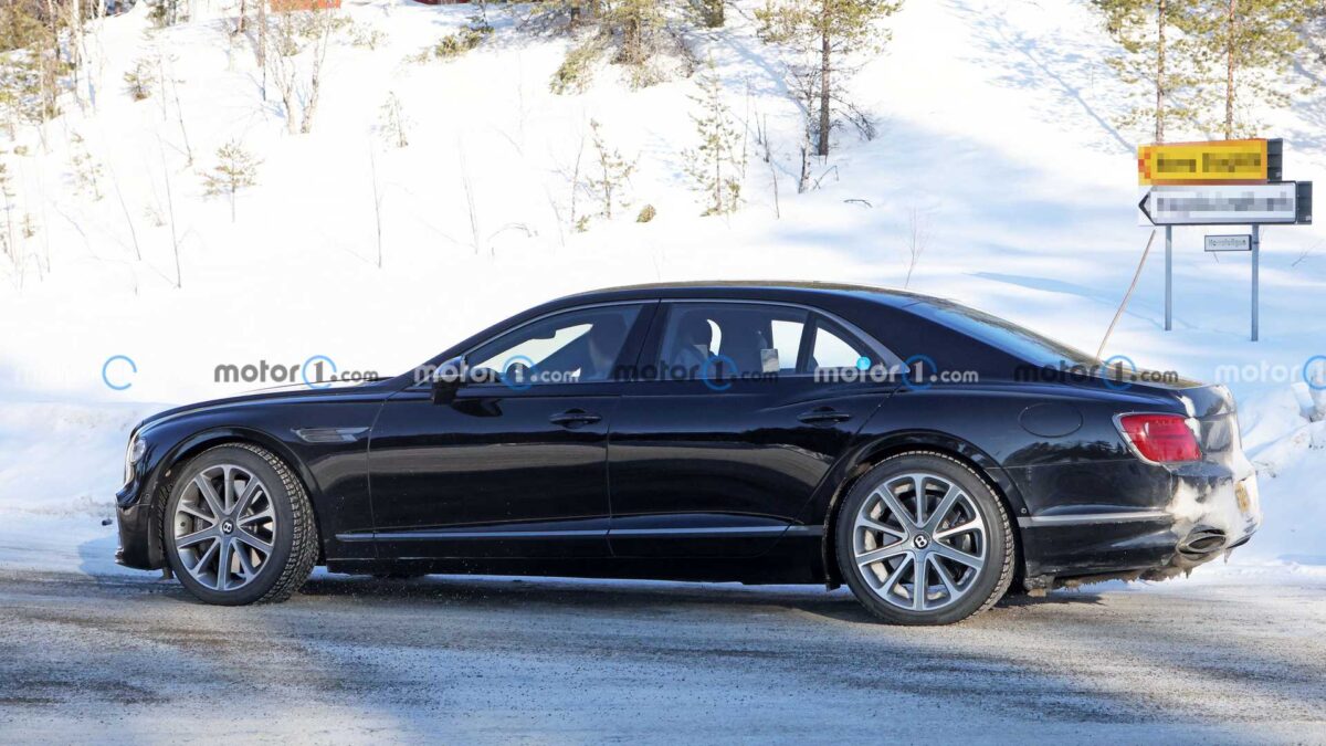 bentley flying spur v8 phev spy photo 7 بنتلي تختبر نسخة جديدة لفلاينج سبير بمحرك بورشه، قد تكون الأقوى في تاريخ الموديل