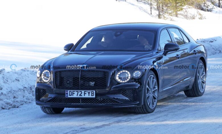 bentley flying spur v8 phev spy photo بنتلي تختبر نسخة جديدة لفلاينج سبير بمحرك بورشه، قد تكون الأقوى في تاريخ الموديل