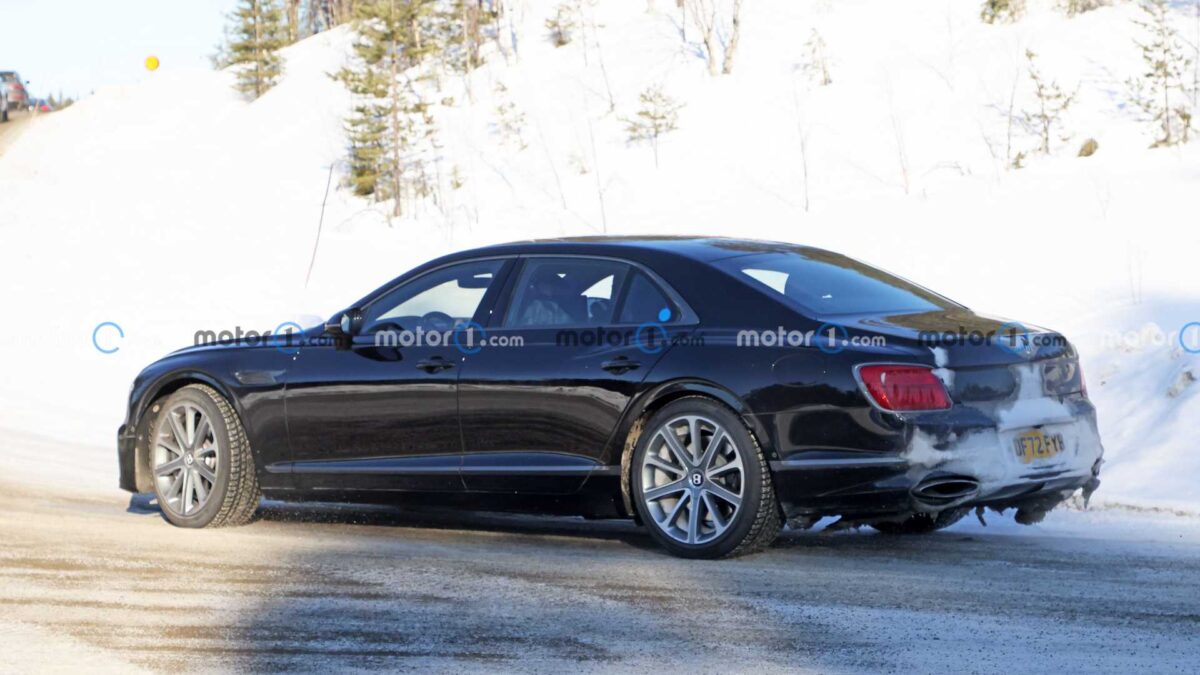 bentley flying spur v8 phev spy photo 8 بنتلي تختبر نسخة جديدة لفلاينج سبير بمحرك بورشه، قد تكون الأقوى في تاريخ الموديل