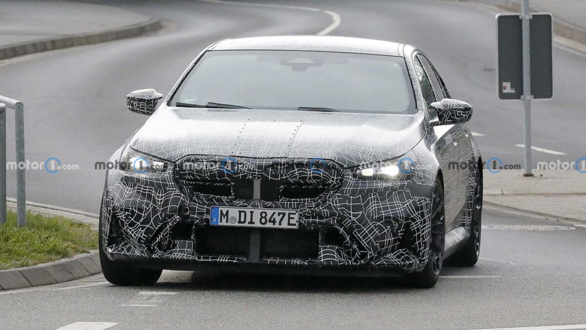 bmw m5 spy photos 1 بي ام دبليو تستعرض أداء M5 الجيل الجديد كلياً في مضمار نوربورغرينغ الألماني