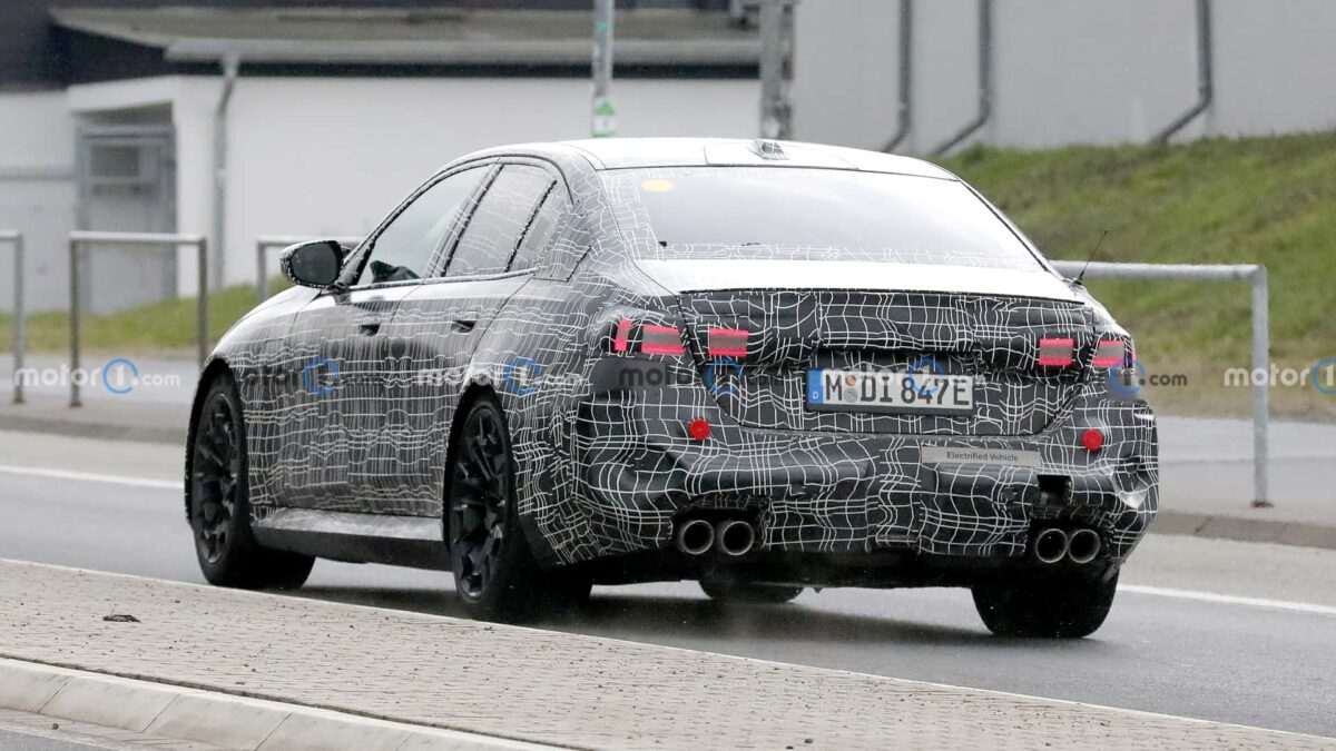 bmw m5 spy photos 10 بي ام دبليو تستعرض أداء M5 الجيل الجديد كلياً في مضمار نوربورغرينغ الألماني