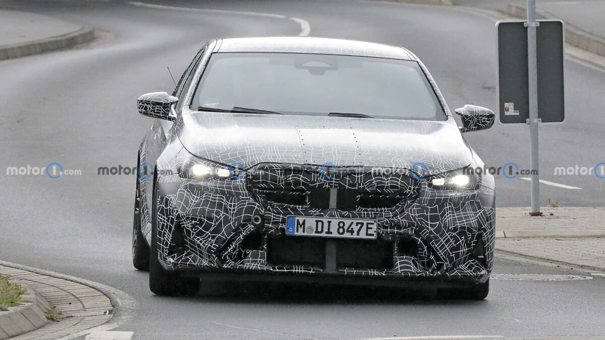 bmw m5 spy photos بي ام دبليو تستعرض أداء M5 الجيل الجديد كلياً في مضمار نوربورغرينغ الألماني