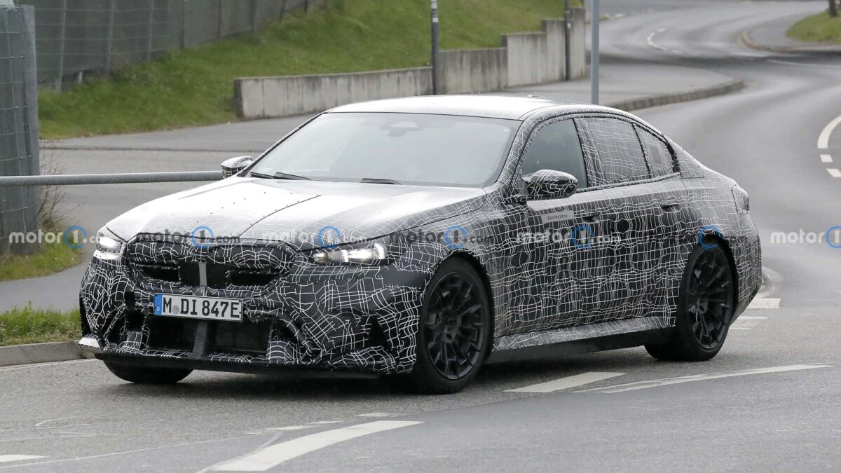 bmw m5 spy photos 3 بي ام دبليو تستعرض أداء M5 الجيل الجديد كلياً في مضمار نوربورغرينغ الألماني