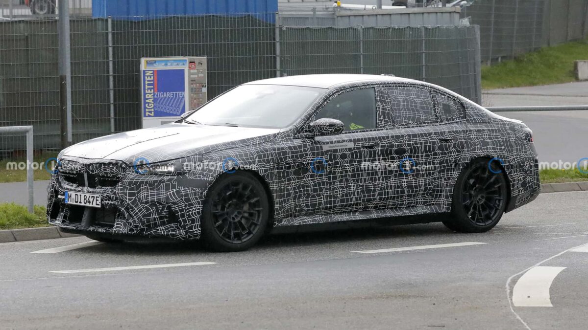 bmw m5 spy photos 4 بي ام دبليو تستعرض أداء M5 الجيل الجديد كلياً في مضمار نوربورغرينغ الألماني