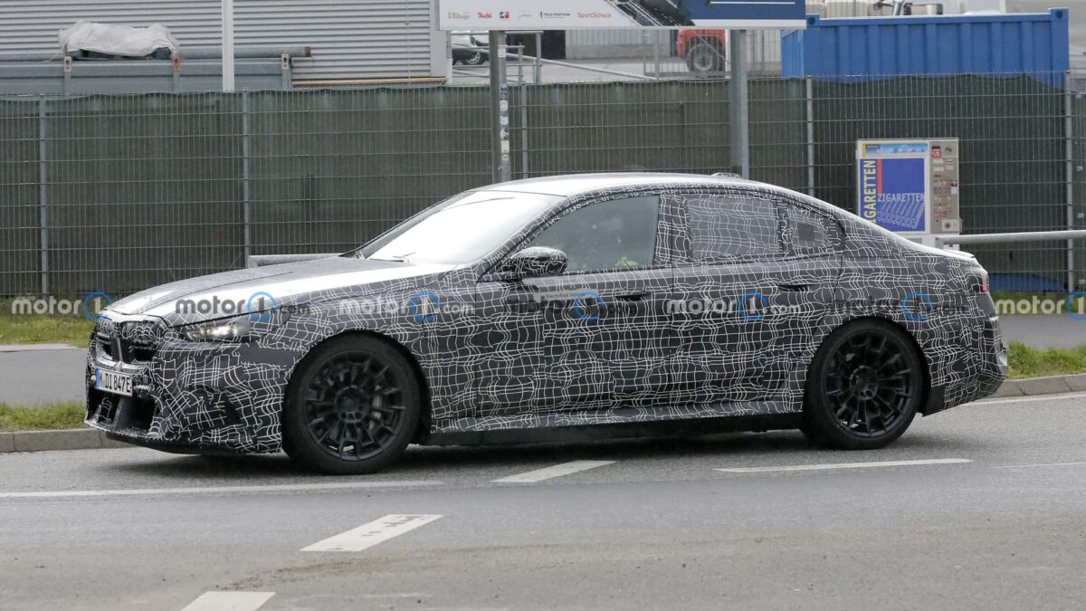 bmw m5 spy photos 5 بي ام دبليو تستعرض أداء M5 الجيل الجديد كلياً في مضمار نوربورغرينغ الألماني