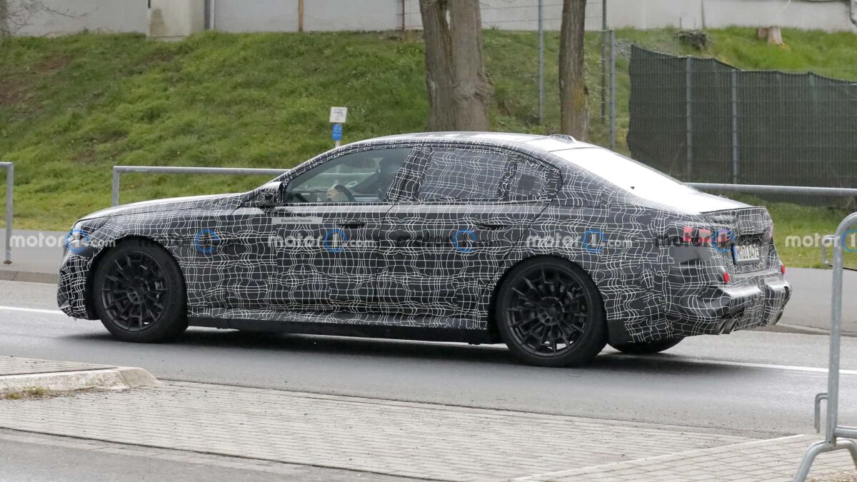 bmw m5 spy photos 6 بي ام دبليو تستعرض أداء M5 الجيل الجديد كلياً في مضمار نوربورغرينغ الألماني