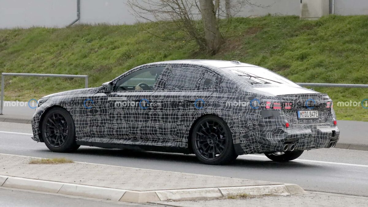 bmw m5 spy photos 7 بي ام دبليو تستعرض أداء M5 الجيل الجديد كلياً في مضمار نوربورغرينغ الألماني