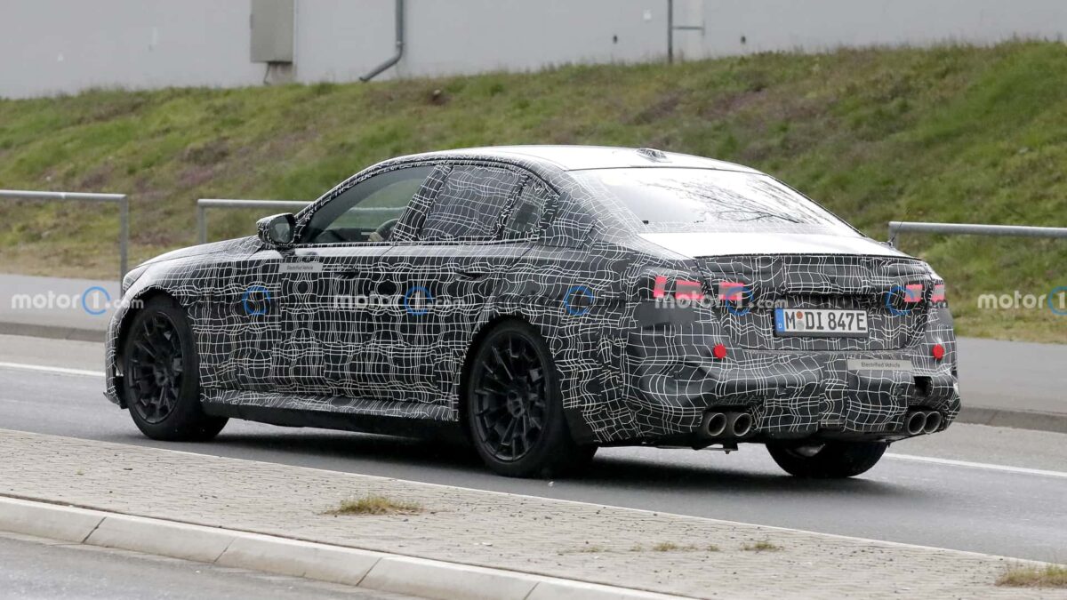 bmw m5 spy photos 8 بي ام دبليو تستعرض أداء M5 الجيل الجديد كلياً في مضمار نوربورغرينغ الألماني