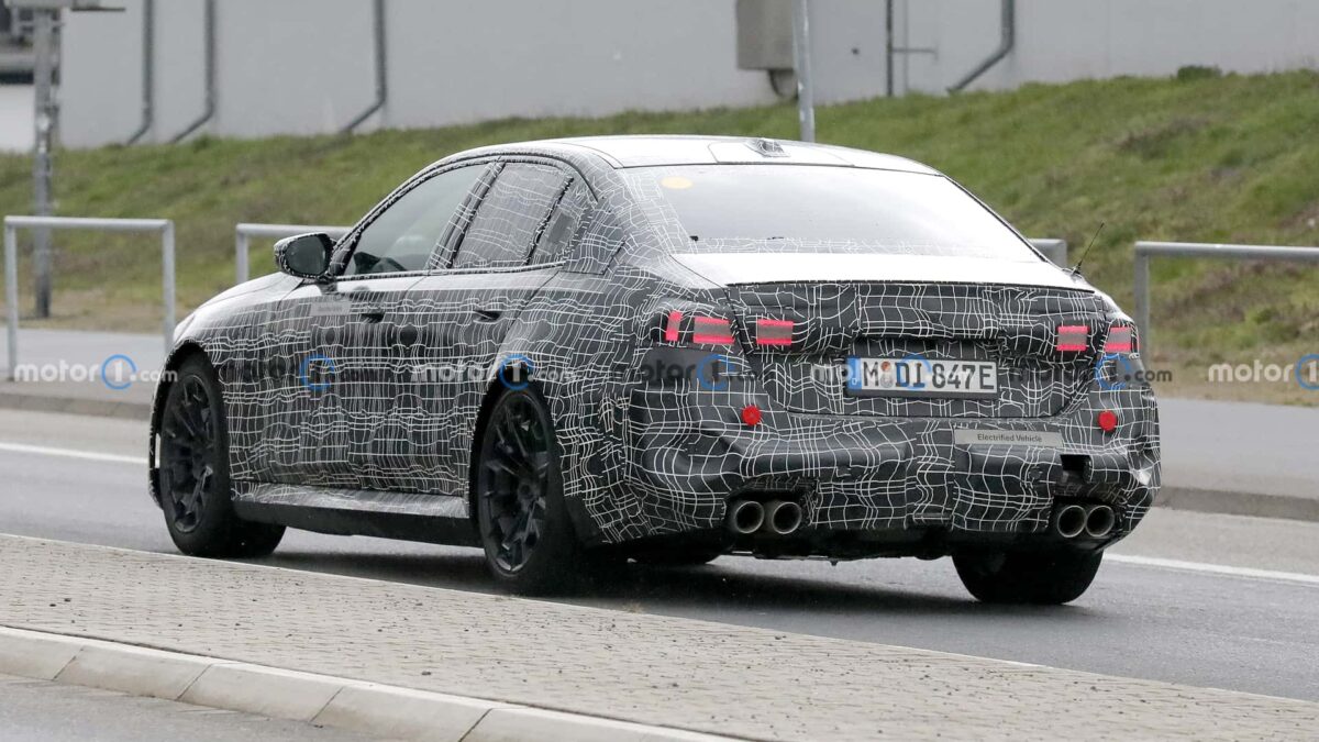 bmw m5 spy photos 9 بي ام دبليو تستعرض أداء M5 الجيل الجديد كلياً في مضمار نوربورغرينغ الألماني