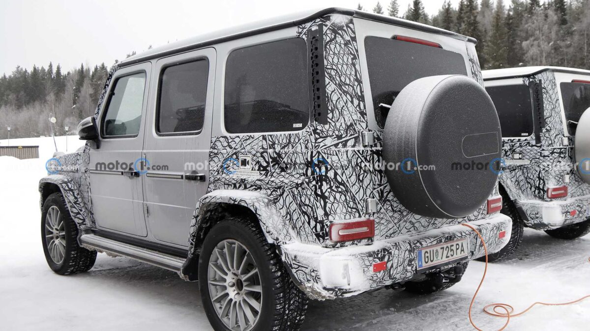 mercedes benz eqg rear view spy photo مرسيدس EQG الكهربائية تظهر أثناء اختبارها في الطرق الألمانية "فيديو تجسسي"