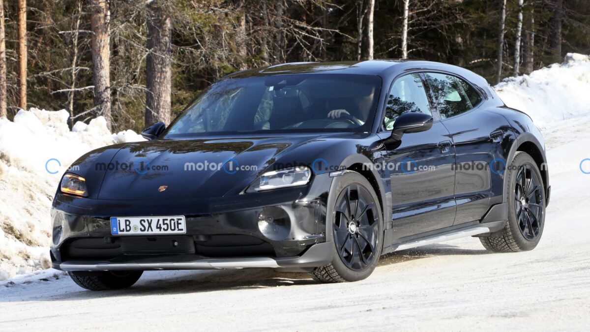 porsche taycan cross turismo spy photos 1 بورشه تايكان فيس ليفت القادمة تظهر أثناء اختبارها بمجموعة تحديثات جمالية جديدة