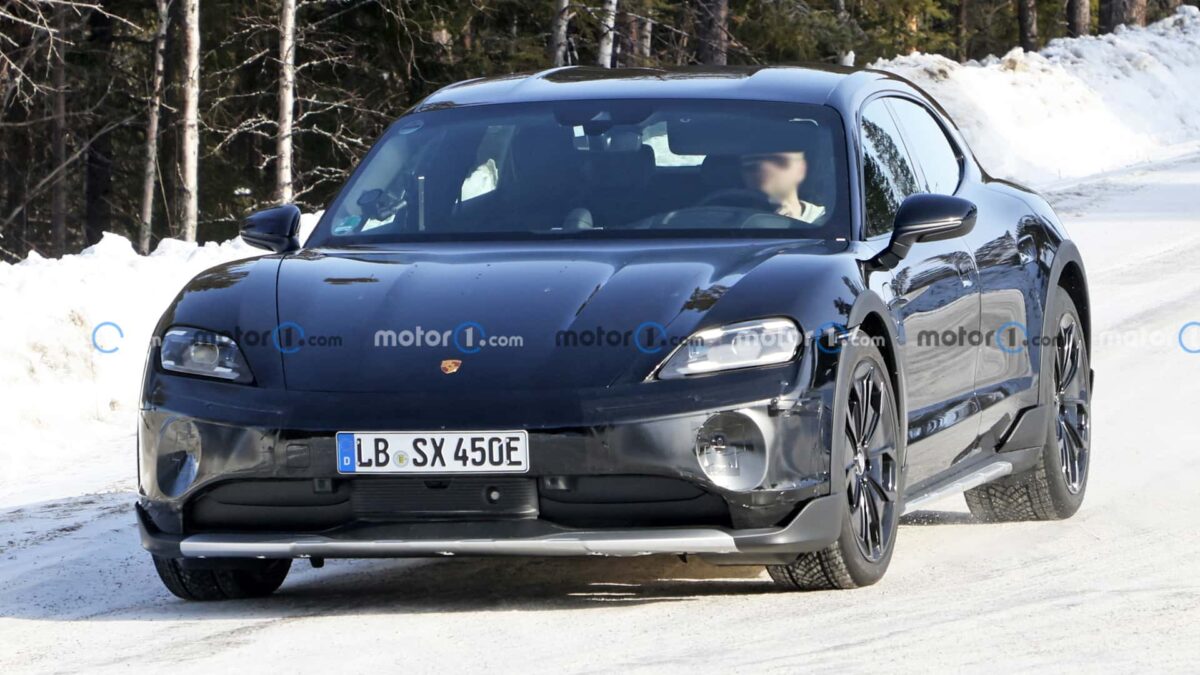 porsche taycan cross turismo spy photos بورشه تايكان فيس ليفت القادمة تظهر أثناء اختبارها بمجموعة تحديثات جمالية جديدة