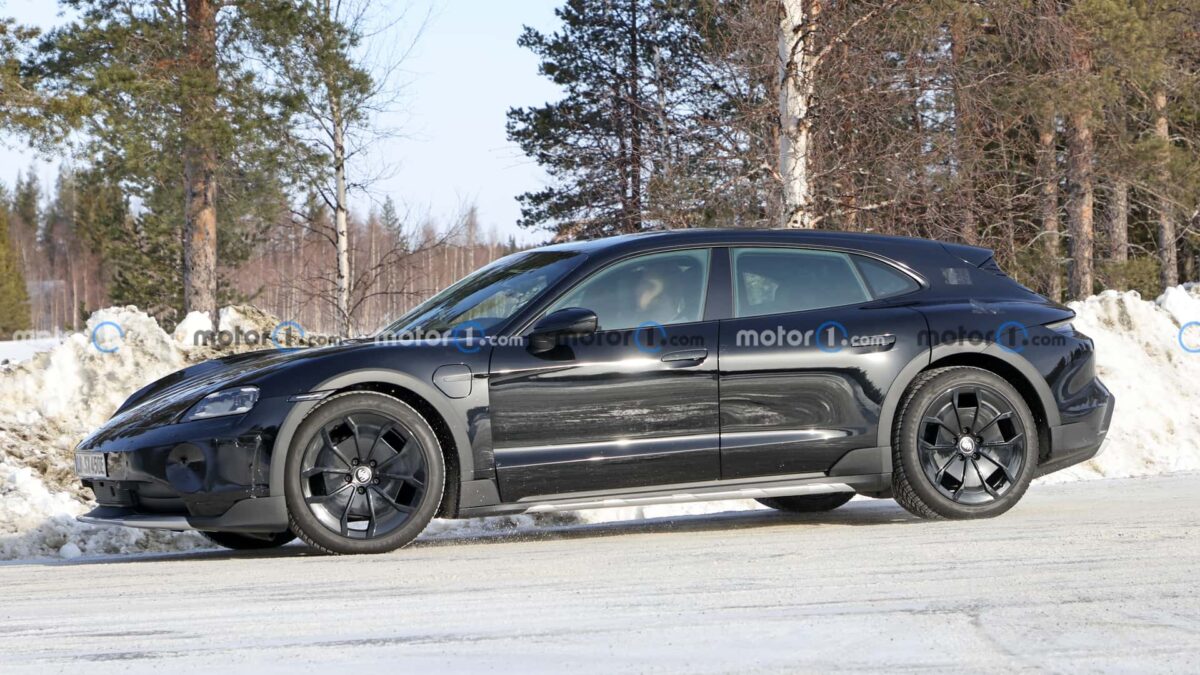 porsche taycan cross turismo spy photos 3 بورشه تايكان فيس ليفت القادمة تظهر أثناء اختبارها بمجموعة تحديثات جمالية جديدة