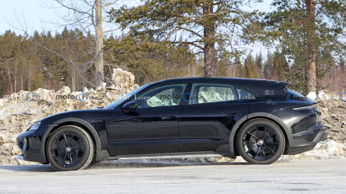 porsche taycan cross turismo spy photos 4 بورشه تايكان فيس ليفت القادمة تظهر أثناء اختبارها بمجموعة تحديثات جمالية جديدة