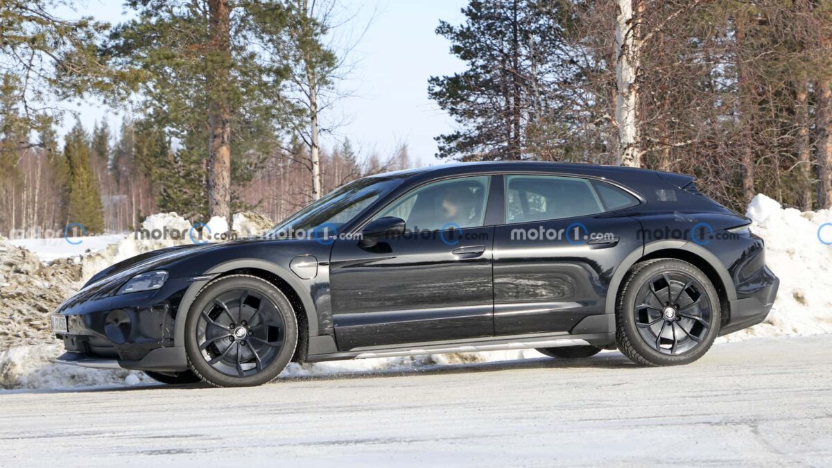 porsche taycan cross turismo spy photos 5 بورشه تايكان فيس ليفت القادمة تظهر أثناء اختبارها بمجموعة تحديثات جمالية جديدة