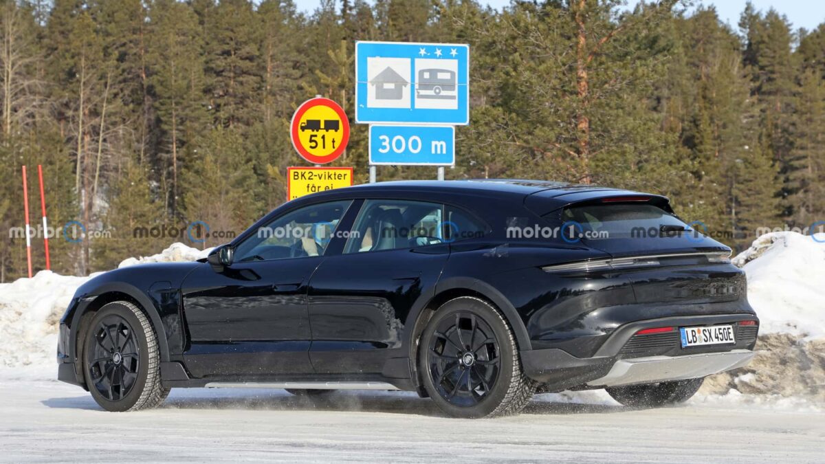 porsche taycan cross turismo spy photos 6 بورشه تايكان فيس ليفت القادمة تظهر أثناء اختبارها بمجموعة تحديثات جمالية جديدة