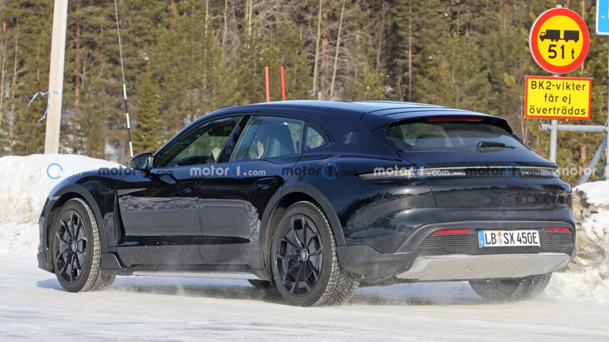 porsche taycan cross turismo spy photos 7 بورشه تايكان فيس ليفت القادمة تظهر أثناء اختبارها بمجموعة تحديثات جمالية جديدة