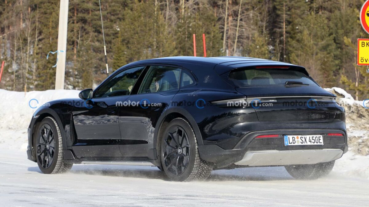 porsche taycan cross turismo spy photos 8 بورشه تايكان فيس ليفت القادمة تظهر أثناء اختبارها بمجموعة تحديثات جمالية جديدة