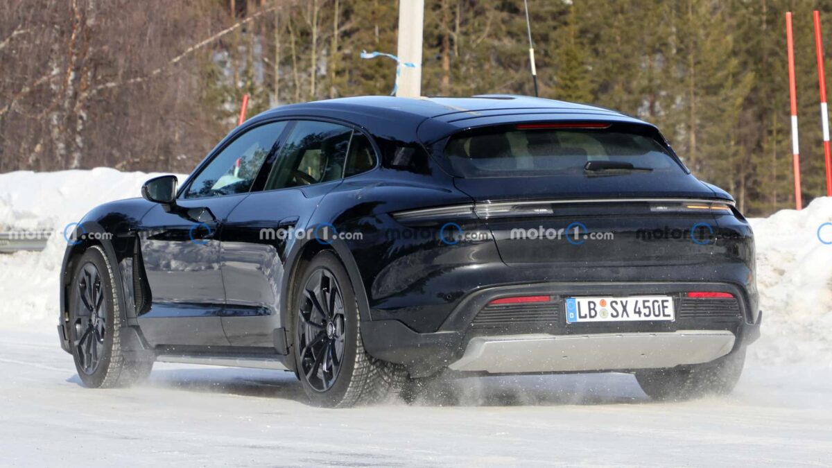 porsche taycan cross turismo spy photos 9 بورشه تايكان فيس ليفت القادمة تظهر أثناء اختبارها بمجموعة تحديثات جمالية جديدة