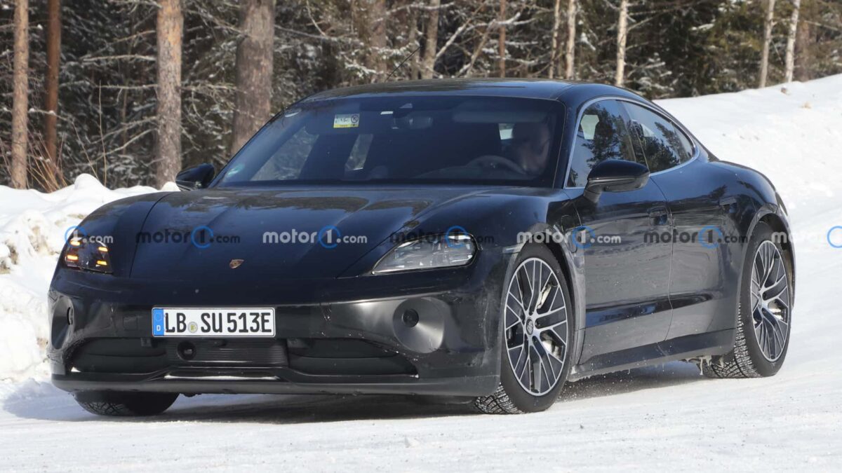 porsche taycan spy photos 1 بورشه تايكان فيس ليفت القادمة تظهر أثناء اختبارها بمجموعة تحديثات جمالية جديدة