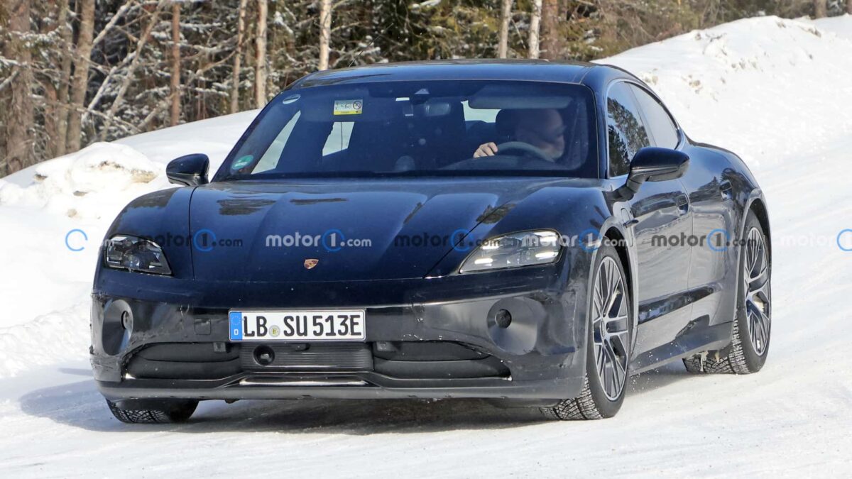 porsche taycan spy photos بورشه تايكان فيس ليفت القادمة تظهر أثناء اختبارها بمجموعة تحديثات جمالية جديدة