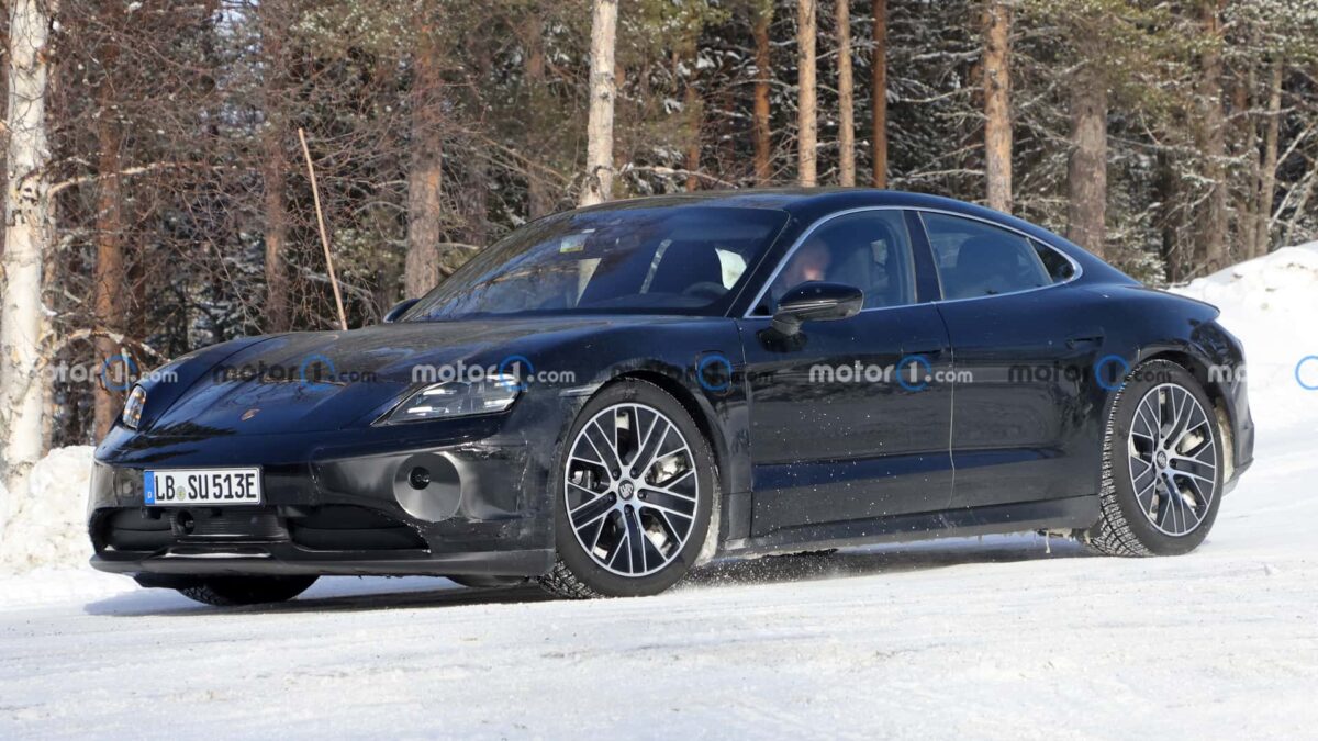 porsche taycan spy photos 2 بورشه تايكان فيس ليفت القادمة تظهر أثناء اختبارها بمجموعة تحديثات جمالية جديدة