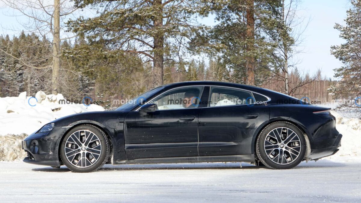 porsche taycan spy photos 4 بورشه تايكان فيس ليفت القادمة تظهر أثناء اختبارها بمجموعة تحديثات جمالية جديدة