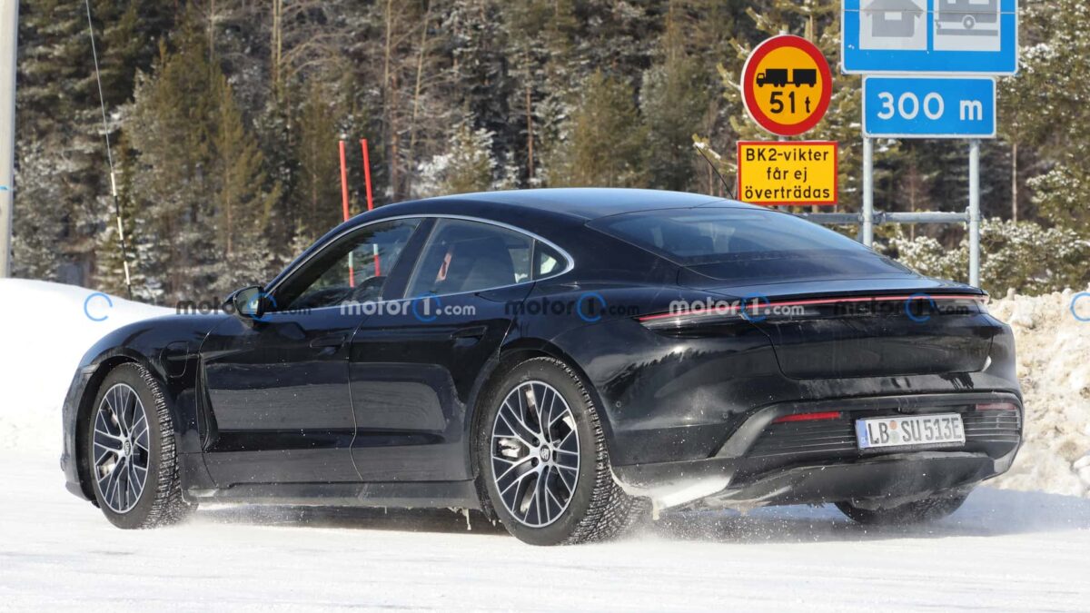 porsche taycan spy photos 5 بورشه تايكان فيس ليفت القادمة تظهر أثناء اختبارها بمجموعة تحديثات جمالية جديدة